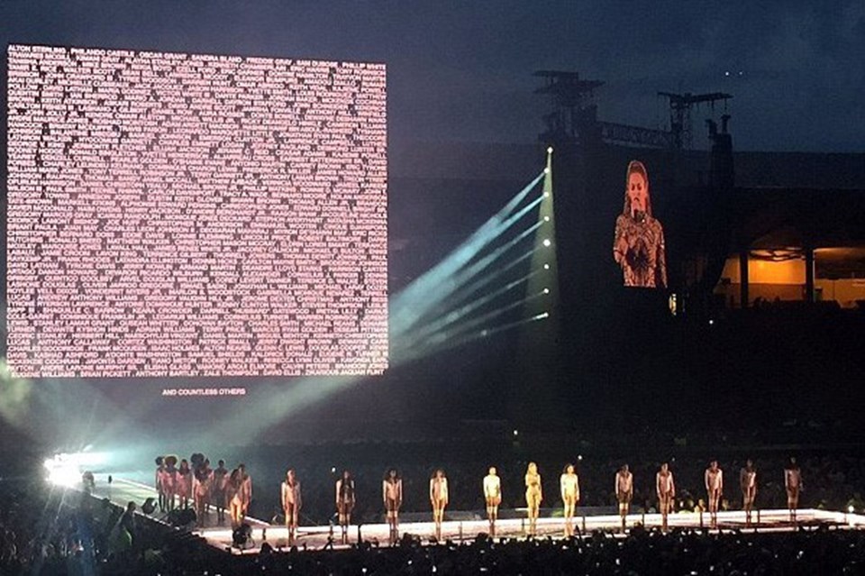 Beyonce, konser sırasında polis mağdurlarının isimlerini dev ekrana yansıttı.
