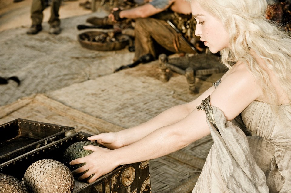 Dizide 3 adet ejderha yumurtasının sahibi olan Daenerys Targaryen'ın kaderi ejderhaların doğmasıyla değişiyor.