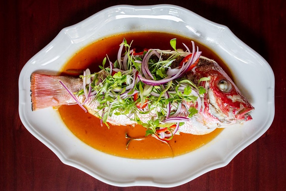 Mekanda 160 kişilik yemek salonunun yanı sıra 20 sandalyeli özel lounge bulunuyor. Menüdeki "Whole snapper" deniz mahsulleri arasında öne çıkan spesiyal.