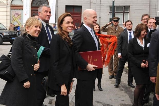 HEM YARDIMCISI HEM DOSTU