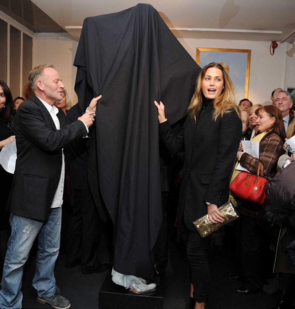 Yasmin Le Bon ve heykeltraş Jonathan Wylder eserin üzerinden örtüyü alıyor