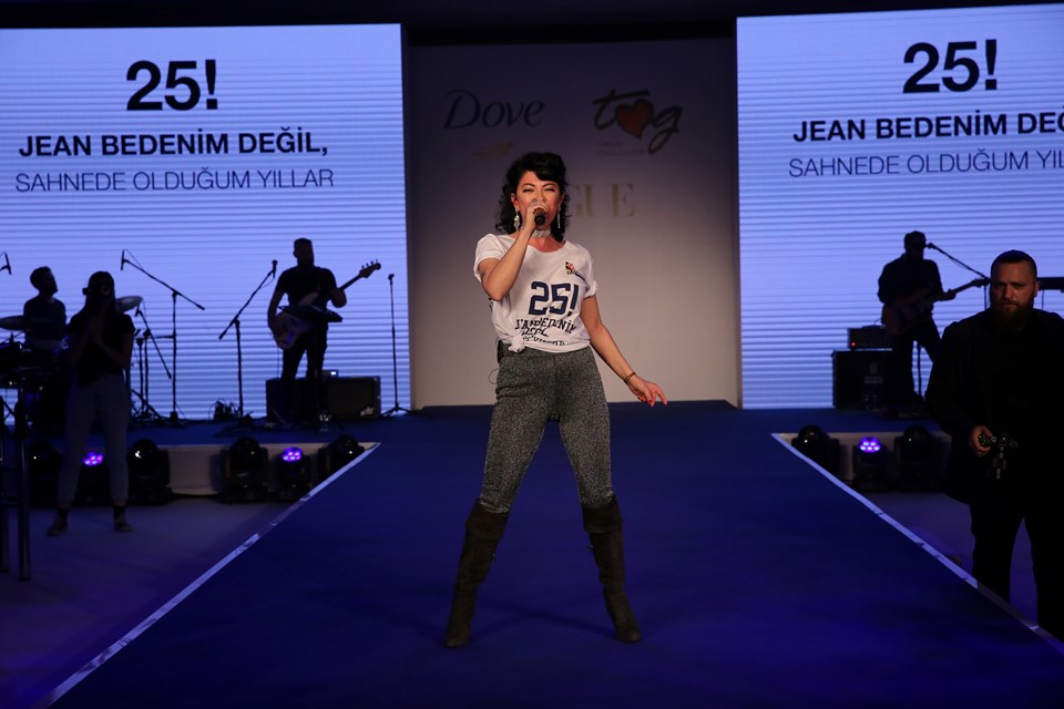 Müzisyen Özge Fışkın, "25! Jean bedenim değil, sahnede olduğum yıllar” dedi.