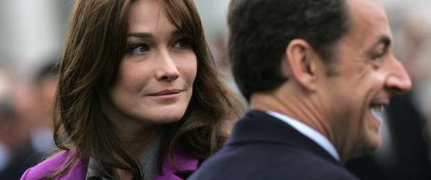 Carla Bruni iltimas yapmakla suçlanıyor