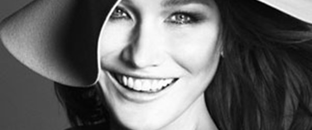 Carla Bruni modelliğe geri döndü