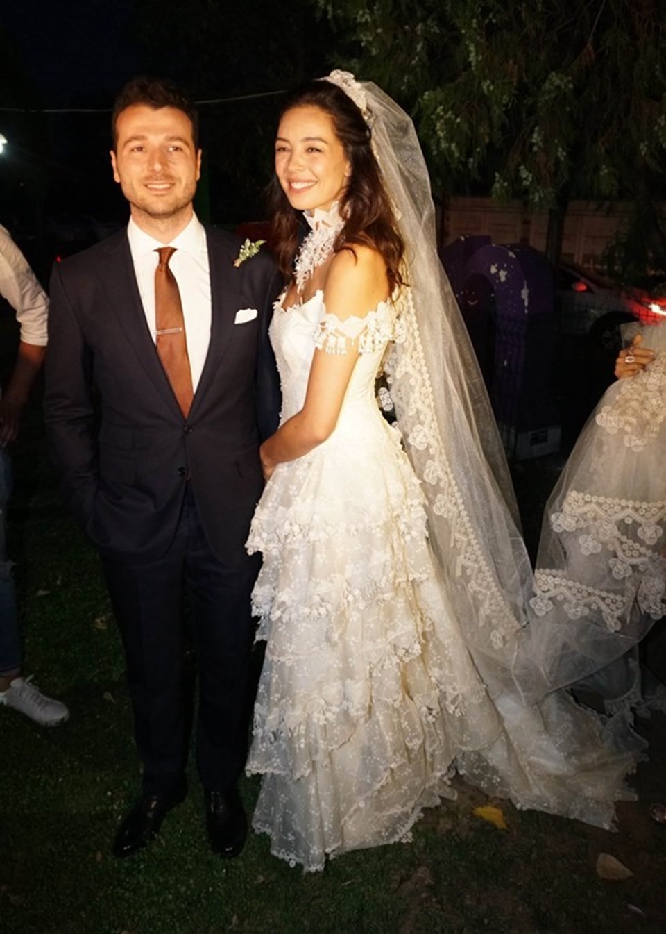 Azra Akın, Trakya'da düzenlenen kır düğünüyle Atakan Koru ile evlendi.