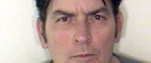 Charlie Sheen Noel gününü gözaltında geçirdi