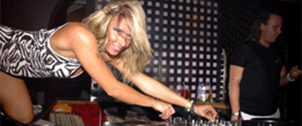 Çıplak DJ bir şehri karıştırdı