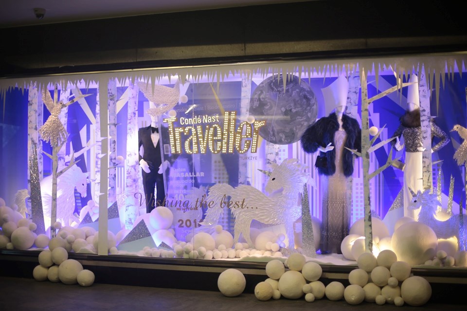 Lüks seyahat konusunda otorite, gezginlerin kılavuzu ve ilham kaynağı seyahat ve yaşam stili dergisi Condé Nast Traveller Türkiye’nin Aralık-Ocak sayısında takipçilerini yine muhteşem sürprizler bekliyor. Kanyon Harvey Nichols mağazası için özel bir vitrin tasarlayan Condé Nast Traveller Türkiye, 5 Aralık 2015 Cumartesi günü açtığı vitrinle eş zamanlı başlattığı #Besttravellook isimli yarışmayla okurlarına tatil ve hediye kazanma fırsatı sunuyor.