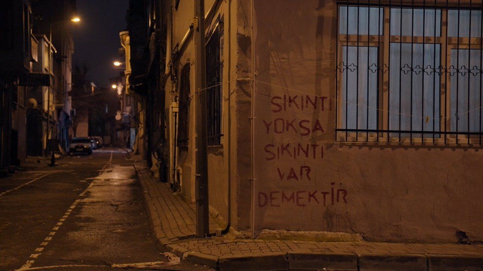 Çukur�da Ayşen Gruda göndermesi (Çukur�da ekrana yansıyan duvar