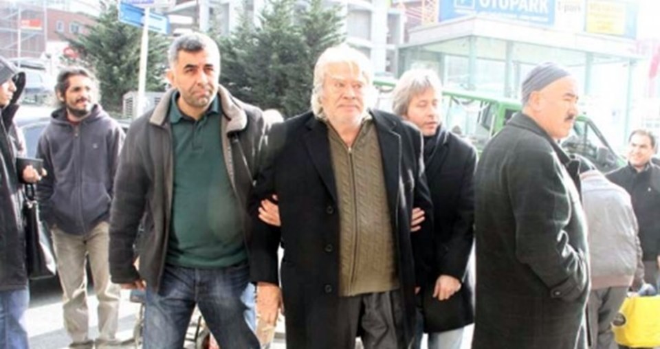 Usta oyuncu cenaze töreninde ayakta durmakta güçlük çekti.