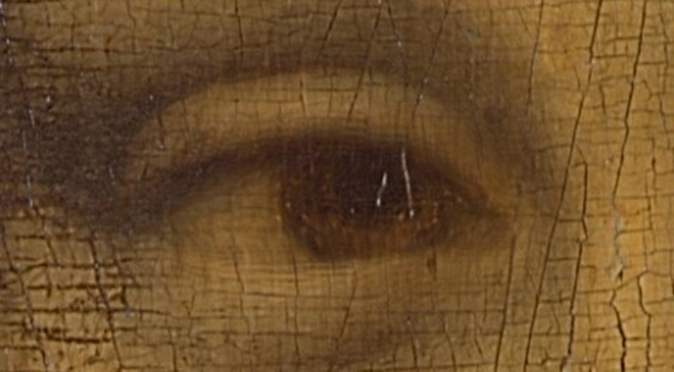 Mona Lisa’nın sağ göz bebeğinde ‘L’ ve ‘V’ harfleri gizlenmiş.