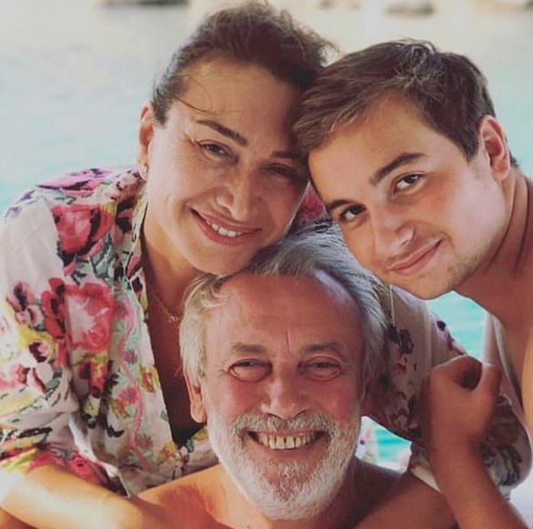 Demet Akbağ, Zafer Çika