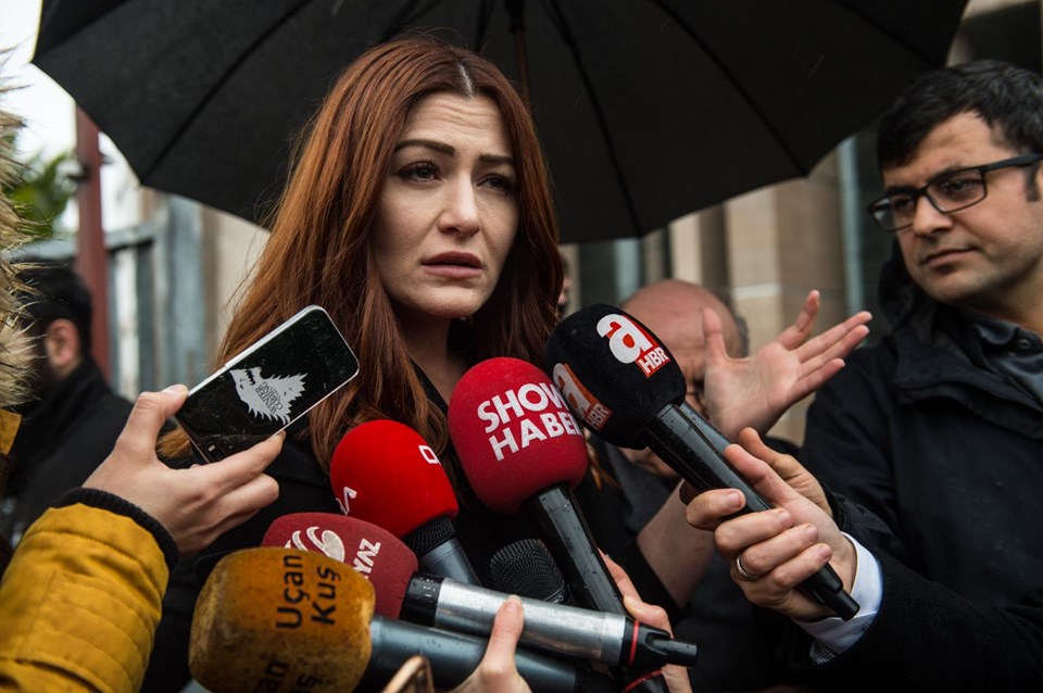 Deniz Çakır: Bir sanatçı bir kadını 'başörtülü, başörtüsüz' diye ayırmaz