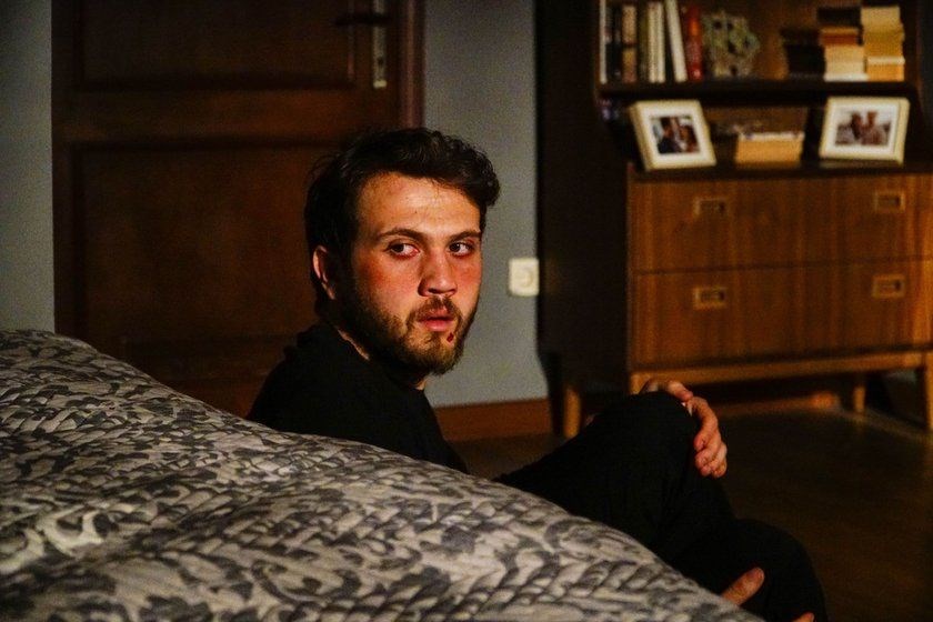 Çukur 60. bölümde yaşananlar. Senanın veda şiiri : Zekai Özger'den Pencere 2 yamaç koçovalı, mahsun öldü, sena öldü, sena koçovalı