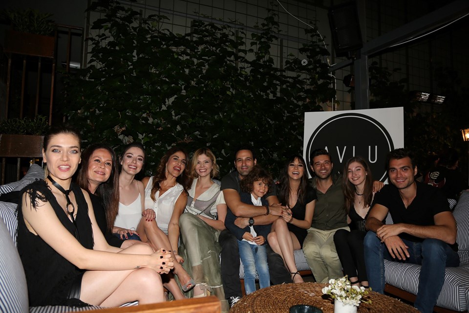 Soldan sağa: Öznur Serçeler, Özlem Türay, Özge Gürel, Irmak Ünal, Alara Bozbey, Mert Yavuzcan, Alihan Türkdemir, Türkü Turan, Balamir Emren, İlayda Akdoğan, Hakan Kurtaş