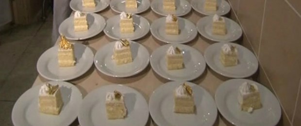 Düğünde altınlı pasta yediler