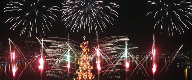 Dünyanın en büyük yüzen Noel ağacı
