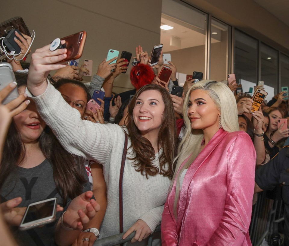 Kylie Jenner, Kylie Jenner kimdir, Kylie Jenner nasıl para kazanıyor, Kylie Jenner'ın kariyeri, Kylie Jenner'ın hayatı, Dunyanın en genç milyarderi Kylie Jenner