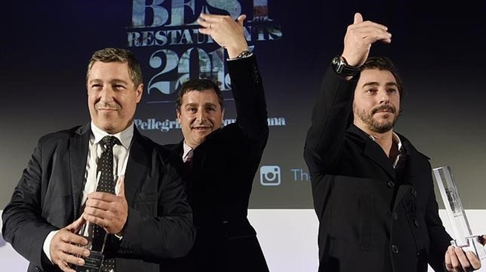 En iyi restoran ödülü alan mekanın sahipleri Roca Kardeşler'in, aralarında güzel bir işbölümü var. Ağabey Joan mutfakta, ortanca Josep someliye yani şarap garsonu, en küçük Jordi ise tatlıları hazırlıyor.