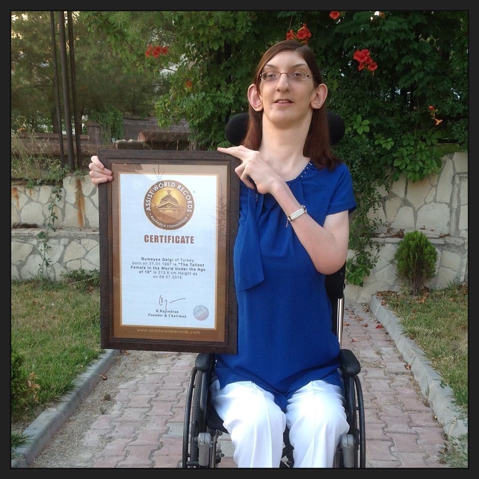 Rümeysa Facebook hesabından paylaştığı fotoğrafa "Hindistan'daki #AssistWorldRecords tarafından ikinci rekor sertifikamı almış bulunmaktayım. Teşekkürler!" yorumunu ekledi.