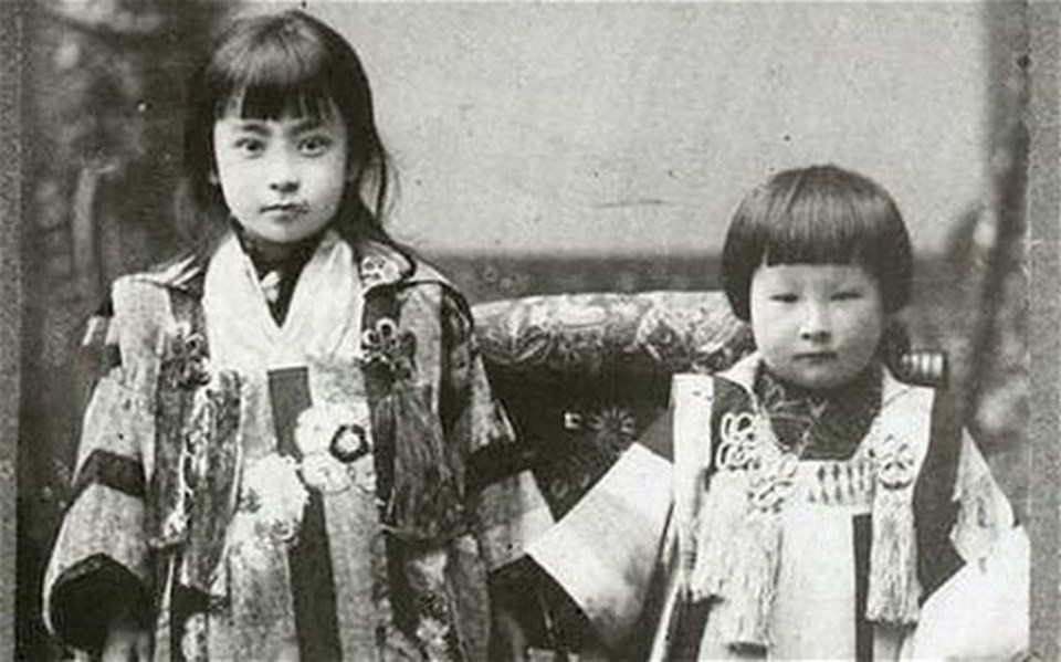 1900 yılından kalma bir fotoğraf. Okawa (sağda) kardeşi ile birlikte objektife poz veriyor.