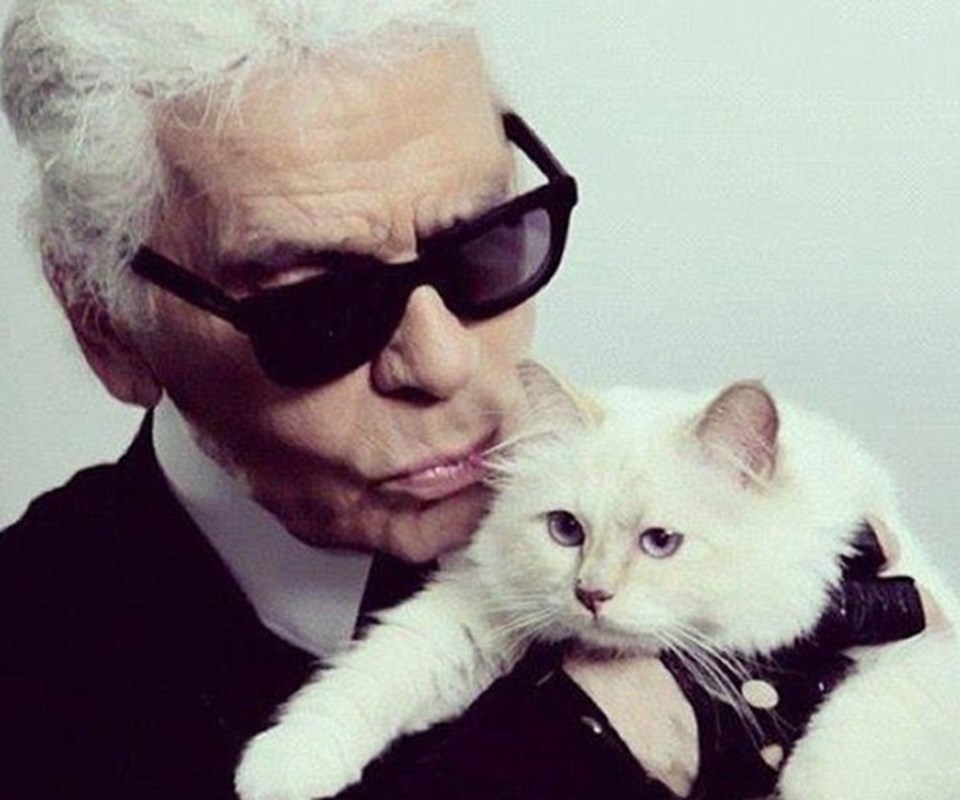 Modanın 'kara gözlüklü adamı' Karl Lagerfeld ve ünlü kedisi Choupette.