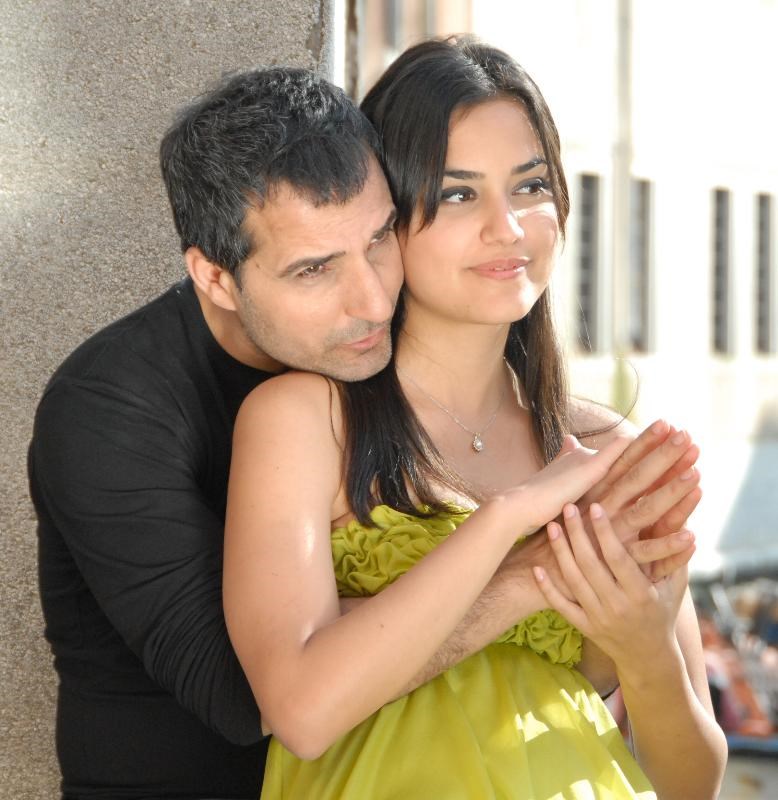 RAFET EL ROMAN'IN EŞİ ALDATTI MI?