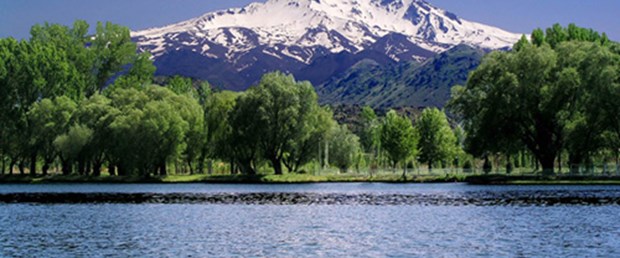 Erciyes Dağı'nın yüksek kesimlerine kar yağdı
