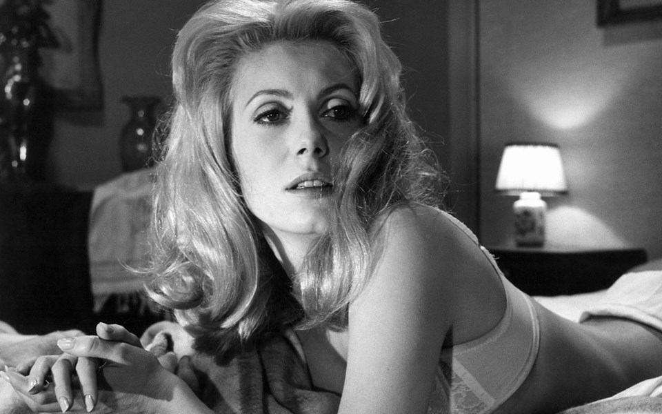 Deneuve, Fransa tarihinin yaşayan en güzel 100 kadını arasında yer alıyor.