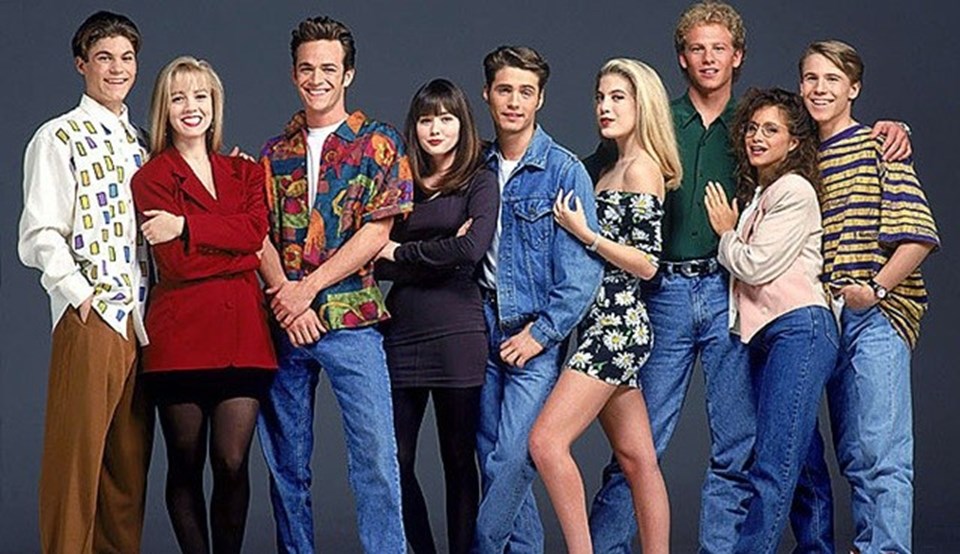 Luke Perry'nin ro laldığı Beverly Hills 90210 dizisi Türkiye'de 'Evimiz Hollywood'da adıyla yayınlanmıştı.