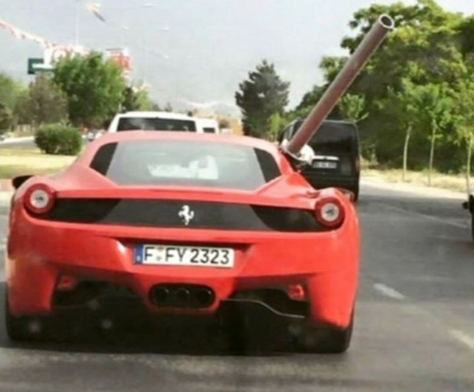 Frankfurt plakalı kırmızı Ferrari'nın bu fotoğrafı sosyal medyada gündem yarattı...