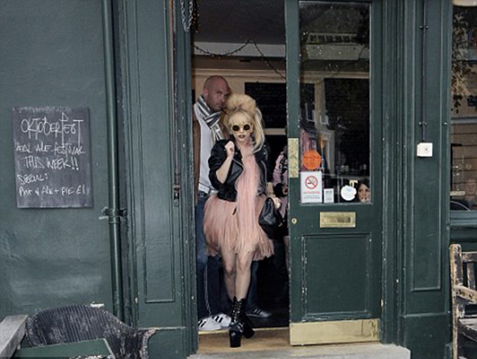 Gaga sessizce biralarını yudumlayan Westbourne’lu bar müdavimlerinin dikkatini dağıttı