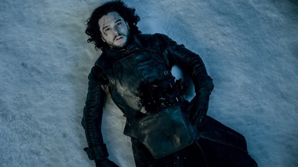 İngiliz oyuncu Kit Harington'ın canlandırdığı Jon Snow, dizinin 5'inci sezon finalinde silah arkadaşlarının saldırısına uğramış, Snow'un ölüp ölmediğine dair bir bilgi ise paylaşılmamıştı.