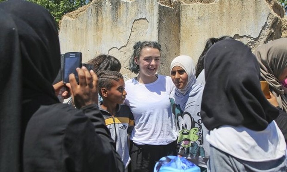 Dizide Arya Stark'ı canlandıran Maisie Williams, mültecilerin hikayelerini dinledi ve onlarla fotoğraf çektirdi.