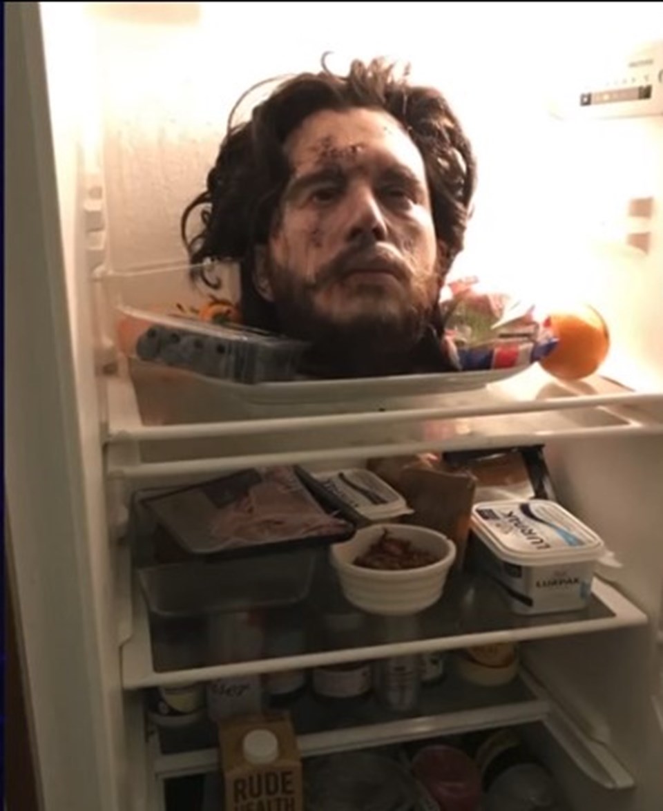 Kit Harington, nişanlısına şaka yapmak için buzdolabına kafasının replikasını koydu.