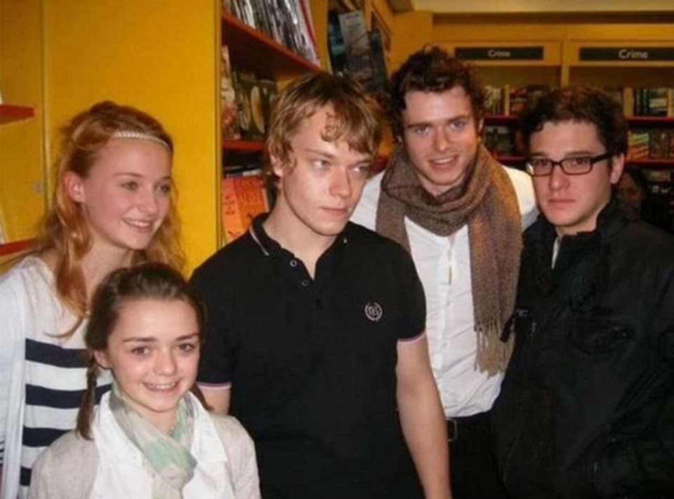 Soldan sağa: Sophie Turner (Sansa), Maisie Williams (Arya), Alfie Allen (Theon Greyjoy), Richard Madden (Robb Stark), Kit Harrington (Jon Snow).