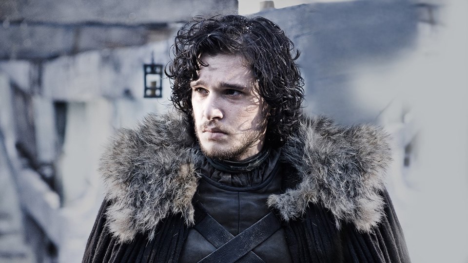 Jon Snow'u canlandıran 28 yaşındaki İngiliz oyuncu Kit Harington'ın ölüp ölmediği bir süredir en merak edilen soruların başında geliyor.