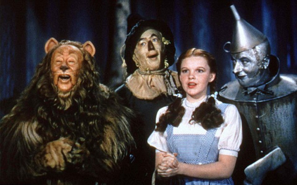 Ödlek Aslan, Klasik Oz Büyücüsü filminde, Korkuluk, Dorothy ve Teneke Adam ile beraber