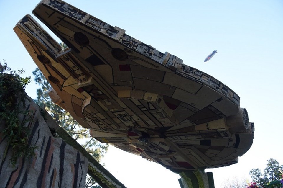 Yıldız Savaşlar filminde Han Solo'nun kullandığı uzay aracı 'Millennium Falcon'un bir maketi.
