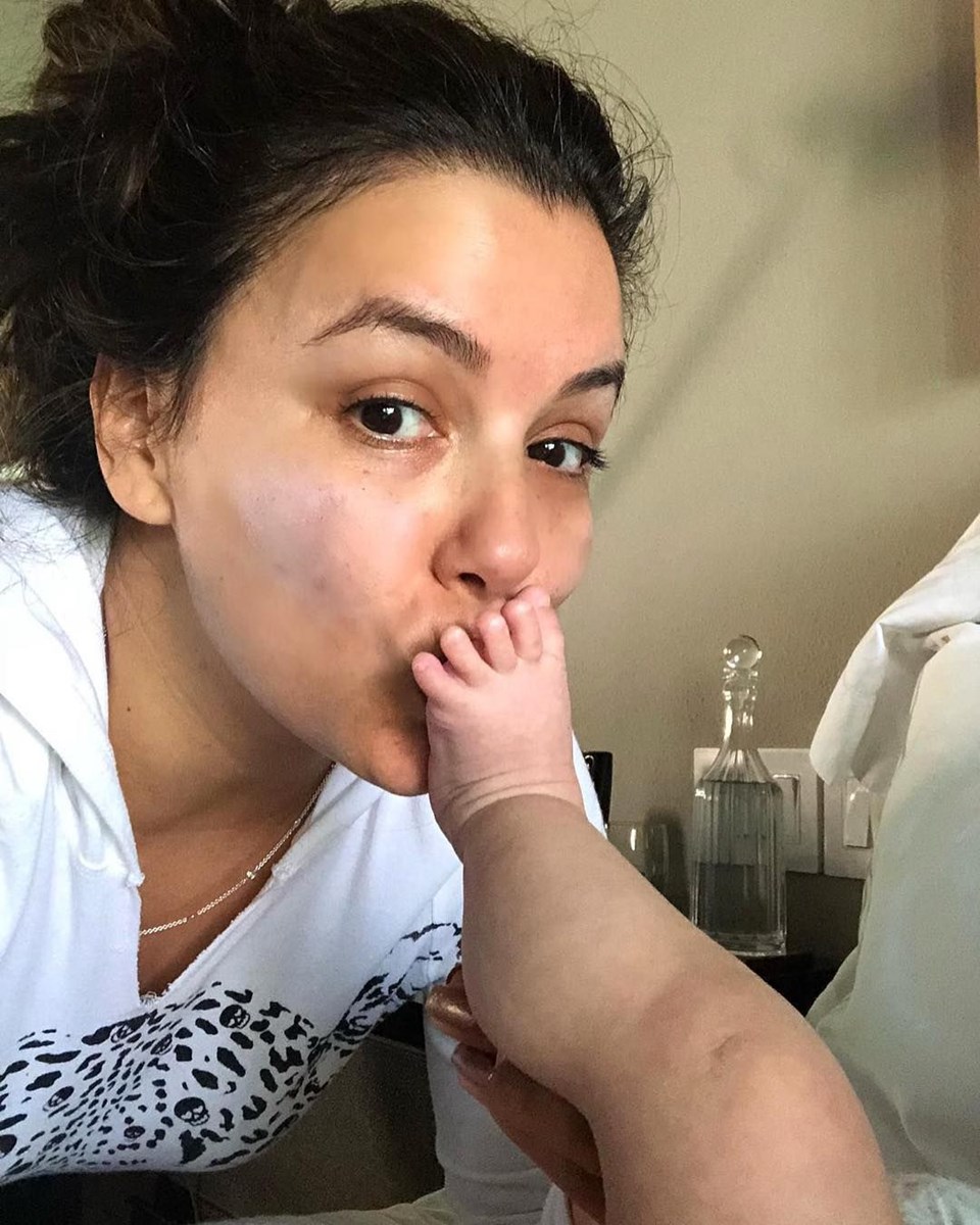 hadise makyajsiz yakalandi unlulerin makyajsiz halleri