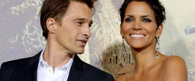Halle Berry iki erkeğin arasında kaldı