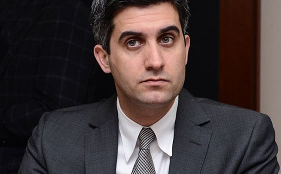 Memet Ali Alabora, oyunculuk kariyerini İngiltere'de sürdürüyor.