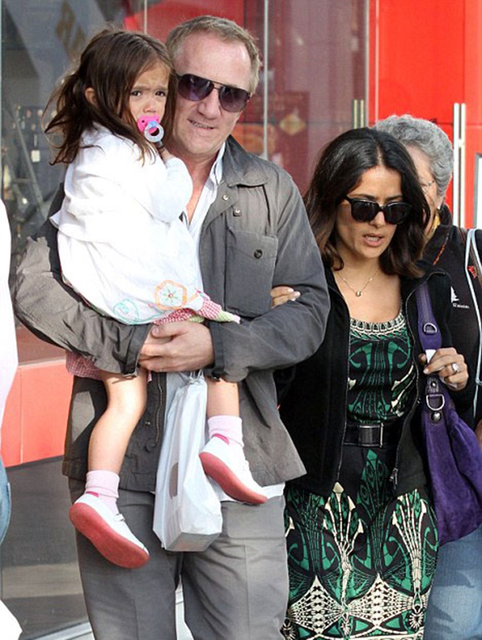 Salma Hayek kocası Fransız milyarder Francois-Henri Pinault ve 3 yaşındaki kızı Valentina ile beraber