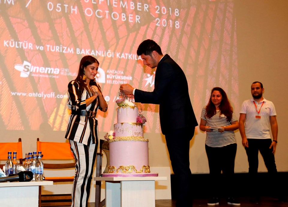 KAĞIT TOPLAYICISI: YÜRÜ KIZIM ARKANDAYIZ