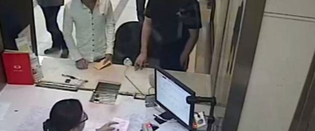 Hırsızıyla bankada karşılaştı