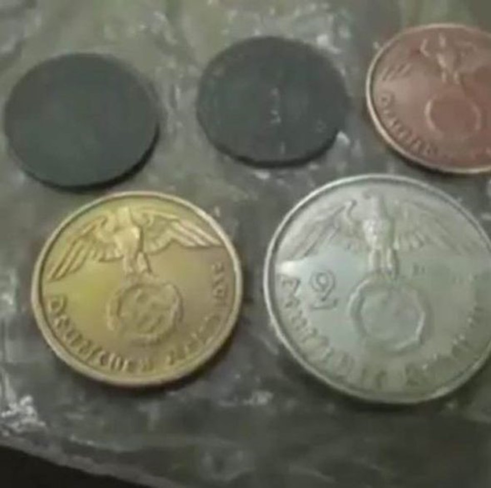 Kalıntılarda yapılan incelemelerde, ikinci dünya savaşında basılmış alman madeni paralarıyla almanya'da üretilen porselen parçaları da bulundu.