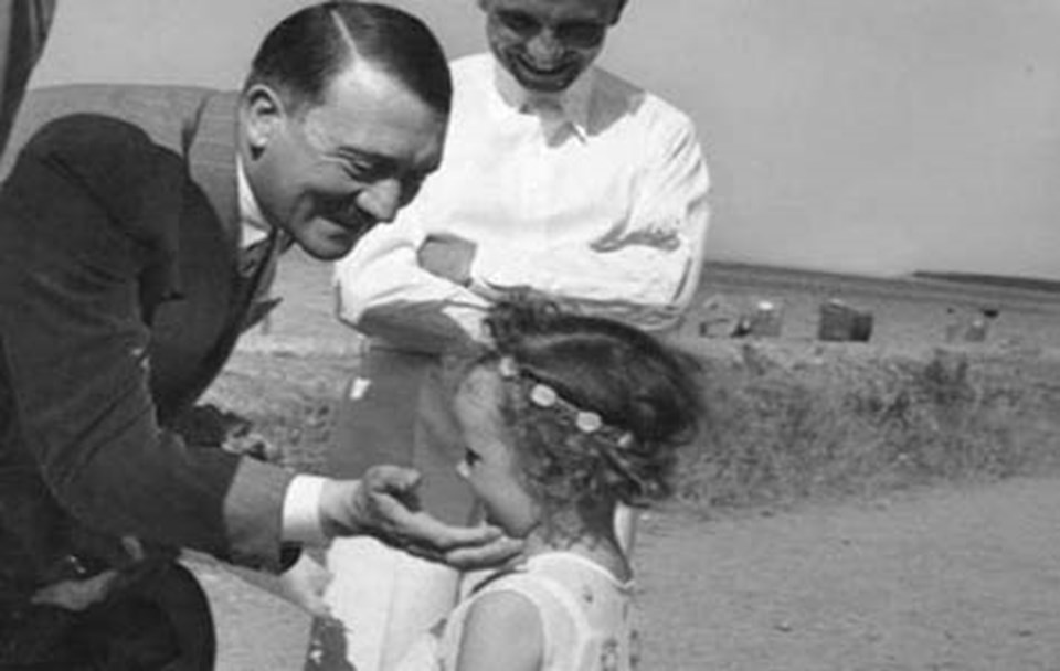 Hitler, 1933 yılında çekilen bu fotoğrafta, Propaganda Bakanı Joseph Goebbels’in çocuklarından birini severken görülüyor.