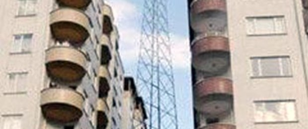 İki apartman arası yüksek gerilim hattı