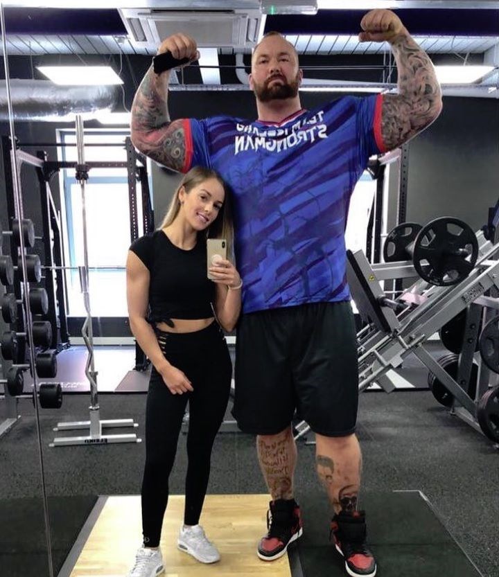 Hafþor Bjornsson ve Kelsey Henson