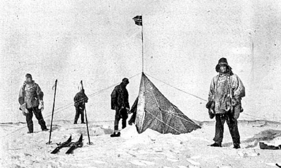 (Soldan sağa) Robert Falcon Scott, Oates, Doktor Edward Wilson & Teğmen Evans, Raold Amundsen'in çadırını bulunca. Norveçli kaşif Güney Kutbu'na onlardan 34 gün önce gelmişti.